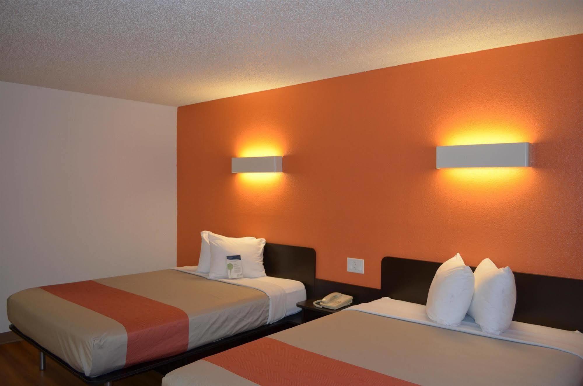 Motel 6 - Newest - Ultra Sparkling Approved - Chiropractor Approved Beds - New Elevator - Robotic Massages - New 2023 Amenities - New Rooms - New Flat Screen Tvs - All American Staff - Walk To Longhorn Steakhouse And Ruby Tuesday - Book Today And Sav Kingsland Bagian luar foto